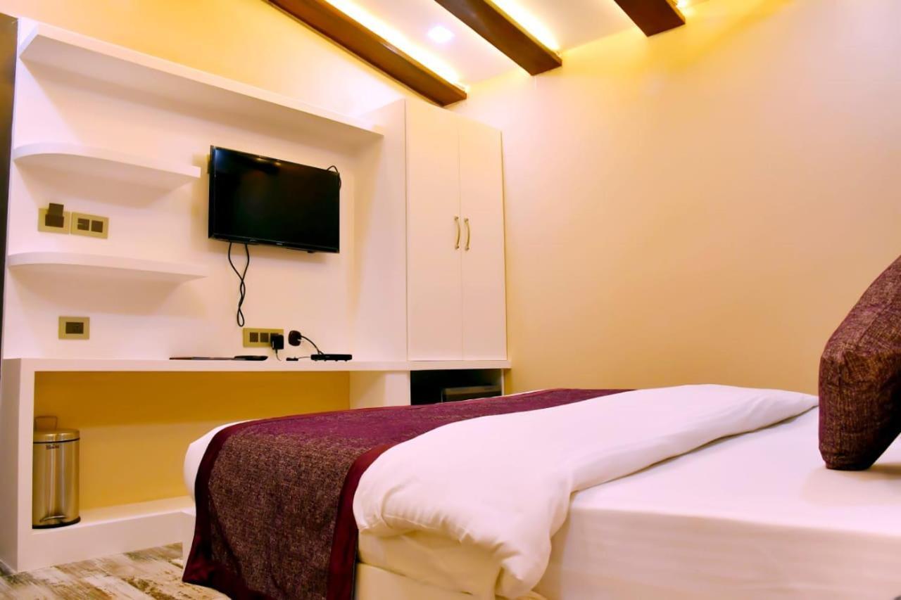 แคปิตัล โอ 74868 โฮเทล มันซา Hotel กานปูร์ ภายนอก รูปภาพ